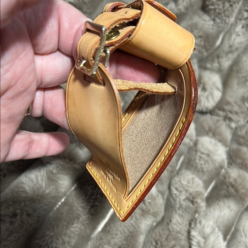 Louis Vuitton Beige Leather Luggage Tag - Picture 2 of 12
